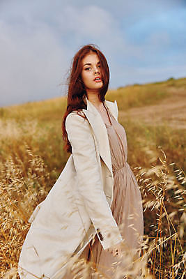 포토 JPG 해외이미지 주간 여자 밭 자연 하늘 한명 상반신 성인 야외 옆모습 코트 내추럴 성인여자한명만 해외포토 자연요소 1 뷰포인트 농업 사람 외투 생태계 여자한명만 성인여자만 파일형식 이미지허브