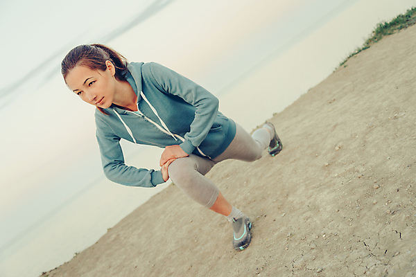 포토 JPG 해외이미지 백인 1 라이프스타일 웰빙 여자 스포츠 바다 자연 운동선수 갈색머리 건강 한명 미소 사람 야외 여름 운동 스트레칭 연습 해외포토 서양인 헤어스타일 계절 표정 생활 생태계 파일형식 이미지허브