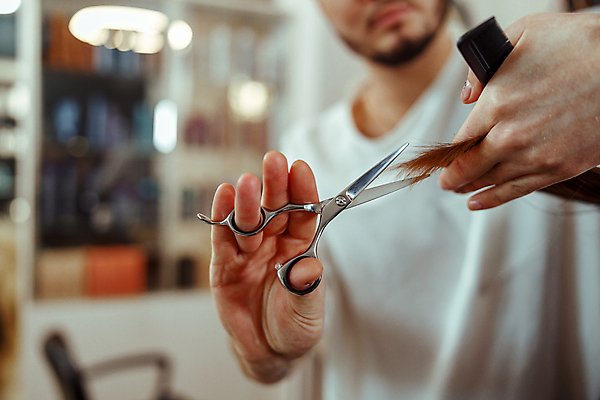 포토 JPG 해외이미지 손 남자 실내 한명 상반신 성인 앞모습 아웃포커스 머리카락 잡기 미용실 미용사 자르기 머리손질 미용가위 성인남자한명만 해외포토 직업 1 뷰포인트 모션 가위_도구 촬영기법 사람 내부 신체부위 뷰티 머리 미용용품 뷰티샵 남자한명만 성인남자만 파일형식 이미지허브