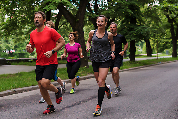 포토 JPG 해외이미지 주간 전신 나무 여자 노년 남자 도로 함께함 여러명 성인 야외 앞모습 달리기 조깅 마라톤 달리기선수 해외포토 자연요소 식물 길 뷰포인트 다수 컨셉 교통시설 모션 사람 경기 운동 육상스포츠 육상선수 파일형식 이미지허브