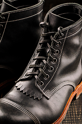 포토 JPG 해외이미지 디자인 옷 남자 신발 부츠 사람없음 세로 빛 유행 검은색 쌍 우아함 가죽 운동화끈 핸드메이드 스타일 나무배경 해외포토 컬러 백그라운드 컨셉 사람 끈 파일형식 이미지허브