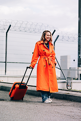 포토 JPG 해외이미지 주간 전신 여자 한명 서기 성인 야외 옆모습 여행객 캐리어 코트 잡기 성인여자한명만 해외포토 자연요소 1 뷰포인트 모션 사람 여행가방 외투 여자한명만 성인여자만 파일형식 이미지허브