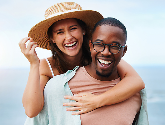 포토 JPG 해외이미지 주간 백인 커플 여자 남자 여유 바다 안기 하늘 휴식 함께함 웃음 상반신 20대 성인 야외 두명 앞모습 아프리카인 즐거움 밀짚모자 성인만 안경낌 해외포토 자연요소 서양인 외국인 모자_잡화 감정 안경 뷰포인트 컨셉 관계 모션 표정 사람 청년 파일형식 이미지허브