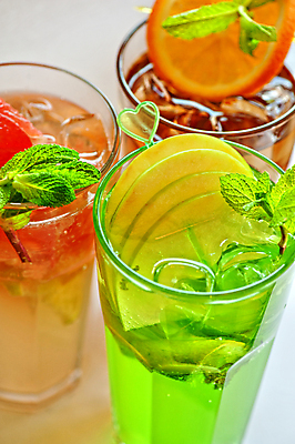 포토 JPG 해외이미지 오렌지 잔 실내 사람없음 아웃포커스 얼음 민트 자몽 흰배경 라임 아이스티 이쑤시개장식 해외포토 자연요소 식기 음료 백그라운드 과일 촬영기법 내부 장식 흰색 허브 이쑤시개 파일형식 이미지허브