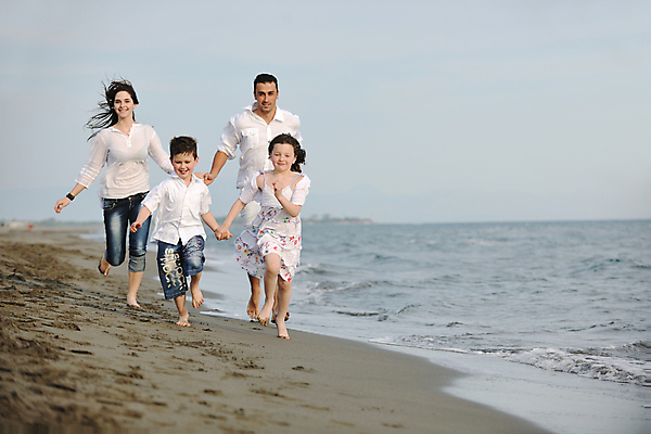 포토 JPG 해외이미지 주간 라이프스타일 여자 딸 행복 아들 어린이 모래 바다 여행 가족 하늘 엄마 휴가 사랑 웃음 사람 성인 야외 달리기 여행객 기쁨 자녀 아빠 해외포토 자연요소 감정 관계 모션 표정 생활 파일형식 이미지허브