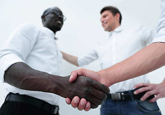 포토 JPG 해외이미지 손 남자 로우앵글 허리손 비즈니스 협력 악수 실내 협상 상반신 성인 두명 앞모습 옆모습 신체부위 비즈니스맨 성인남자만 해외포토 뷰포인트 포즈 사람 손짓 내부 직장인 남자만 성인만 파일형식 이미지허브