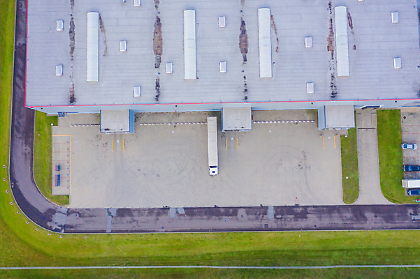 포토 JPG 해외이미지 산업 비즈니스 공장 교통시설 자동차 안테나 사람없음 건물 문 화물 센터 상품 큼 창고 상업 수납 짐차 트레일러 물류 드론 분배 수입 해외포토 건축물 육상교통 교통 통신 공업 운송업 크기 시설 파일형식 이미지허브
