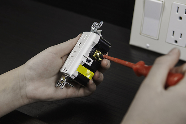 포토 JPG 해외이미지 직업 손 노동자 주택 함께함 실내 사람 사람없음 학습 힘 공구 업무 가르침 기술자 드라이버 수리 콘센트 확인 고정 보여주기 계약자 설치 해외포토 교육 컨셉 모션 내부 건물 신체부위 도구 작업 계약 파일형식 이미지허브