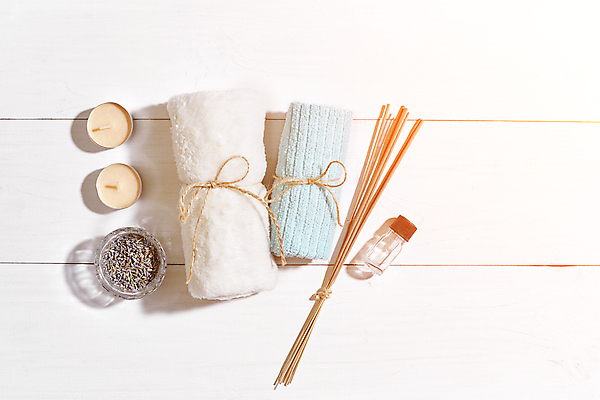 포토 JPG 해외이미지 실내 사람없음 하이앵글 오브젝트 흰배경 스파용품 비누 향초 아로마테라피 인센스스틱 해외포토 뷰포인트 백그라운드 초 내부 위생용품 스파 흰색 향 테라피 파일형식 이미지허브