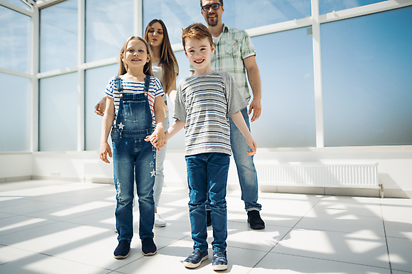 포토 JPG 해외이미지 전신 여자 남자 딸 행복 어린이 가족 남편 함께함 서기 소년 여러명 성인 앞모습 걷기 아내 해외포토 감정 뷰포인트 다수 컨셉 관계 모션 사람 파일형식 이미지허브