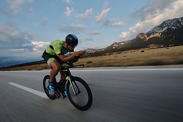 포토 JPG 해외이미지 주간 전신 남자 하늘 한명 성인 야외 옆모습 자전거 승차 사이클선수 사이클링 라이딩 패닝샷 성인남자한명만 해외포토 자연요소 1 뷰포인트 모션 운동선수 촬영기법 사람 바이크 육상스포츠 남자한명만 성인남자만 파일형식 이미지허브