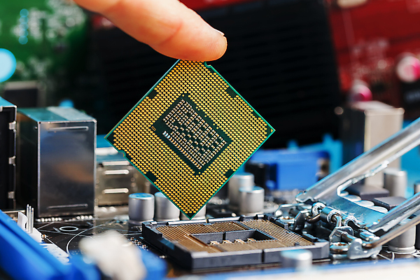 포토 JPG 해외이미지 손 과학 미래 들기 신체부위 디지털 장비 과학기술 전자 공학 마더보드 메인보드 전자부품 하드웨어 해외포토 교육 컨셉 모션 기술 사람 컴퓨터 부속품 파일형식 이미지허브