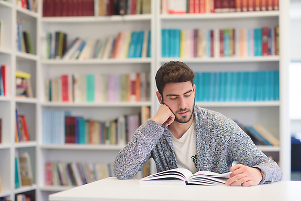 포토 JPG 해외이미지 남자 실내 한명 상반신 성인 앞모습 아웃포커스 책 독서 턱괴기 도서관 집중 성인남자한명만 해외포토 1 교육 뷰포인트 컨셉 모션 촬영기법 사람 내부 남자한명만 성인남자만 파일형식 이미지허브