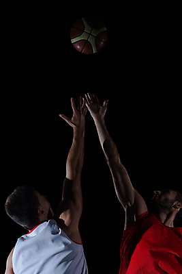 포토 JPG 해외이미지 남자 스포츠 모션 검은배경 농구 농구공 실내 상반신 성인 두명 앞모습 뒷모습 경쟁 올려보기 던지기 체육관 근육질 손뻗기 성인남자만 해외포토 뷰포인트 백그라운드 컨셉 공 근육 사람 내부 구기 검은색 몸매 남자만 성인만 파일형식 이미지허브