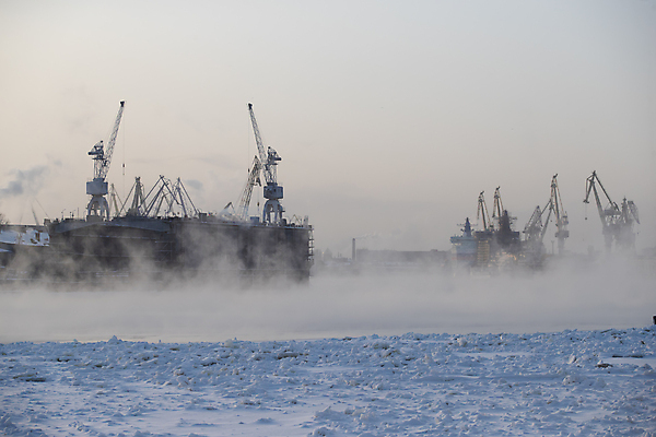 포토 JPG 해외이미지 주간 바다 하늘 사람없음 야외 중장비 연기 조선소 기중기 산업시설 산업현장 해외포토 자연요소 산업 산업장비 파일형식 이미지허브