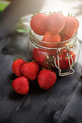 포토 JPG 해외이미지 딸기 유리병 사람없음 빛 담기 나무탁자 해외포토 과일 모션 탁자 병_용기 파일형식 이미지허브