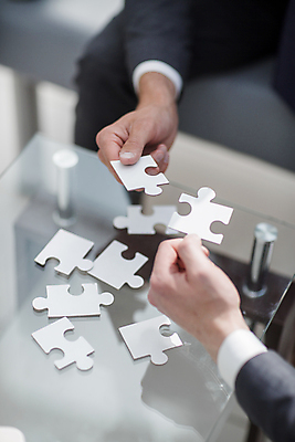 포토 JPG 해외이미지 손 비즈니스 협력 실내 들기 아웃포커스 신체부위 퍼즐 퍼즐조각 맞추기 해외포토 조각 모션 촬영기법 사람 내부 파일형식 이미지허브