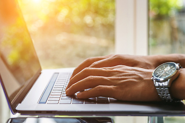 포토 JPG 해외이미지 백인 직업 학생 손 남자 커피 백그라운드 인터넷 비즈니스 사업가 통신 탁자 성공 모바일 추상 노동자 주택 사람 앉기 사람없음 내부 금융 노트북 스마트폰 핸드폰 컴퓨터 사무실 상점 공책 카페 타이핑 업무 작업 비즈니스맨 네트워크 닫기 공항 종업원 스마트 온라인 경영 소셜 해외202004 해외포토 서양인 음료 가구 컨셉 무늬 교통시설 모션 문구용품 건물 신체부위 경제 전자제품 스마트기기 직장인 파일형식