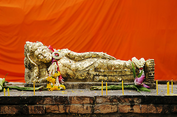 포토 JPG 해외이미지 아시아 종교 불교 오렌지 태국 사람없음 조각상 숫자 기댐 사찰 황금 사당 해외202004 해외포토 문자 나라 과일 종교건축 모션 조형물 파일형식