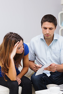 포토 JPG 해외이미지 백인 라이프스타일 커플 응시 여자 남자 종이 커피 음료 거실 가정 청소년 스트레스 아파트 갈색머리 함께함 실내 앉기 20대 성인 두명 컵 30대 금융 소파 펜 잡기 계산 고민 걱정 문서 결제 영수증 보여주기 회계 계산서 카피스페이스 해외202004 해외포토 서양인 헤어스타일 식기 시선 감정 컨셉 의자 관계 모션 주택 사람 청년 내부 생활 장년 경제 필기구 공백 파일형식