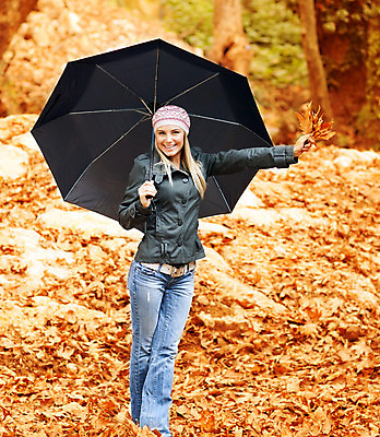 포토 JPG 해외이미지 나무 모델 모자 계절 공원 여자 행복 백그라운드 잎 우산 자연 날씨 한명 서기 미소 사람 성인 야외 금발 노란색 걷기 검은색 산책 재킷 기쁨 가을 잡기 숲 양산 성인여자한명만 해외202004 해외포토 식물 1 헤어스타일 잡화 공공시설 감정 컬러 모션 휴식 표정 외투 생태계 여자한명만 성인여자만 파일형식