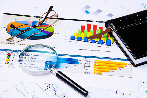 포토 JPG 해외이미지 종이 안경 비즈니스 통계 탁자 돋보기 그래프 직장 사람없음 사무실 펜 다이어리 계산기 지갑 책상 분석 문서 해외202004 해외포토 잡화 가구 컨셉 회사 문구용품 필기구 사무용품 장비 파일형식