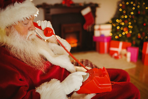 포토 JPG 해외이미지 백인 라이프스타일 노년 남자 크리스마스장식 크리스마스 거실 통신 가정 불 아파트 주택 따뜻함 한명 장식 스마트폰 크리스마스트리 산타클로스 평화 축제 장식볼 축하 잡기 전화기 벽난로 안락의자 통화 전나무 노인남자한명만 해외202004 해외포토 자연요소 서양인 나무 1 기념일 컨셉 의자 모션 사람 성인 건물 생활 핸드폰 스마트기기 남자한명만 노인남자만 파일형식