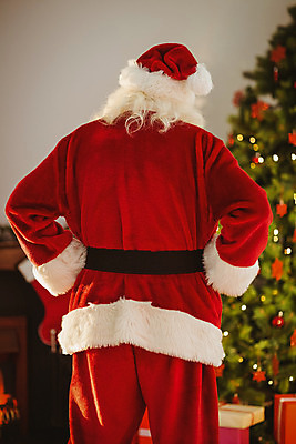 포토 JPG 해외이미지 백인 라이프스타일 노년 남자 크리스마스 거실 가정 아파트 주택 선물 한명 장식 크리스마스트리 산타클로스 축제 축하 벽난로 전나무 크리스마스이브 노인남자한명만 해외202004 해외포토 서양인 나무 1 기념일 컨셉 사람 성인 건물 생활 남자한명만 노인남자만 파일형식