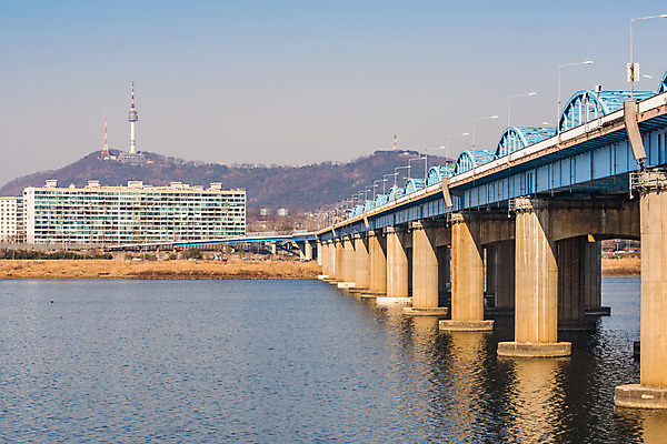 포토 JPG 해외이미지 문화 여행 건축양식 교통시설 하늘 산 서울 한국 풍경 사람없음 야외 건물 물 빛 강 도시풍경 사무실 탑 기차 도시 도심 전철 역 장면 스카이라인 남쪽 자동 해외202004 해외포토 자연요소 건축물 건축 아시아 육상교통 교통 비즈니스 대중교통 방향 시설 파일형식