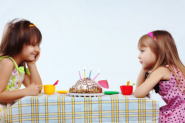 포토 JPG 해외이미지 라이프스타일 그릇 식기 행복 어린이 음식 놀이 탁자 디저트 사탕 사람 두명 친구 장난감 파티 케이크 육아 축하 생일 달콤 작음 플라스틱 불기 먹기 초보 해외202004 해외포토 기념일 감정 가구 컨셉 관계 모션 재질 이벤트 생활 맛 크기 파일형식