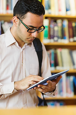 포토 JPG 해외이미지 학생 교육 남자 안경 책장 실내 한명 서기 20대 책 학습 스터디 태블릿 독서 터치 정보 잡기 도서관 집중 대학교 과제 터치스크린 해외202004 해외포토 1 잡화 가구 컨셉 학교 모션 사람 청년 내부 전자제품 스마트기기 파일형식