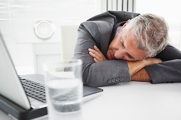 포토 JPG 해외이미지 백인 직업 남자 중년 50대 비즈니스 휴식 잔 직장 실내 피곤 한명 사람 물 노트북 컴퓨터 사무실 잠 비즈니스맨 책상 낮잠 숙취 해외202004 해외포토 자연요소 서양인 1 식기 가구 컨셉 회사 성인 내부 전자제품 직장인 파일형식