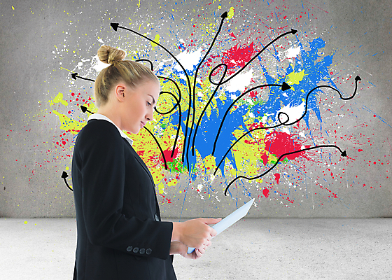 포토 JPG 해외이미지 백인 여자 벽 비즈니스 한명 정장 20대 파란색 태블릿 디지털 페인트 회색 흰색 잡기 비즈니스우먼 우아함 낙서 스마트 터치스크린 스타일 해외202004 해외포토 서양인 1 옷 컬러 컨셉 모션 사람 청년 전자제품 스마트기기 직장인 파일형식