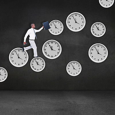 포토 JPG 해외이미지 남자 시계 서류가방 비즈니스 한명 성인 30대 달리기 디지털 어둠 회색 잡기 시간 비즈니스맨 마감 해외202004 해외포토 1 컬러 가방 모션 사람 장년 직장인 파일형식