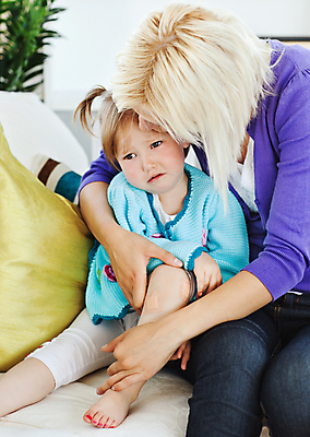 포토 JPG 해외이미지 여자 어린이 거실 주택 한명 사람 성인 소파 고통 질병 해외202004 약함 해외포토 1 감정 컨셉 의자 의학 건물 파일형식