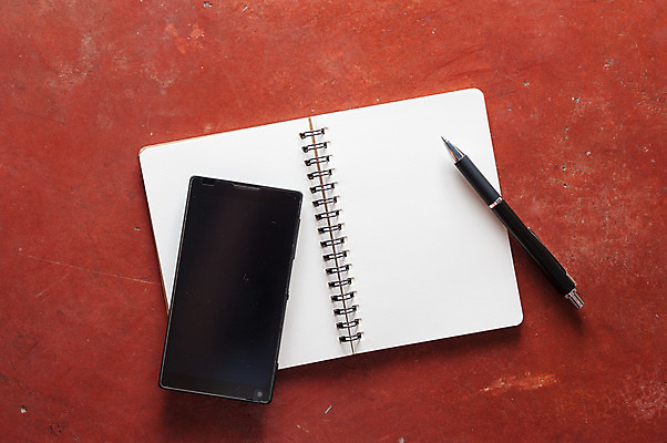 포토 JPG 해외이미지 디자인 종이 백그라운드 모바일 아이디어 사람없음 빨간색 펜 다이어리 공책 공백 기록 복고 페이지 해외202004 해외포토 컬러 컨셉 문구용품 필기구 사무용품 파일형식