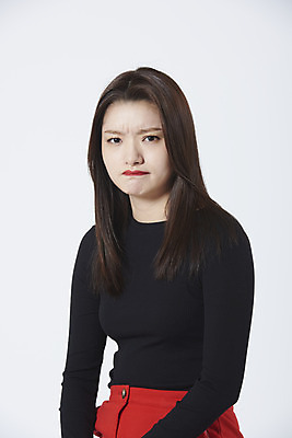 포토 JPG 스튜디오촬영 여자 감정 실내 표정 한명 상반신 20대 성인 앞모습 한국인 짜증 표현 찡그림 심술 고민 흰배경 성인여자한명만 국내포토 1 뷰포인트 백그라운드 사람 동양인 청년 내부 흰색 여자한명만 성인여자만 파일형식