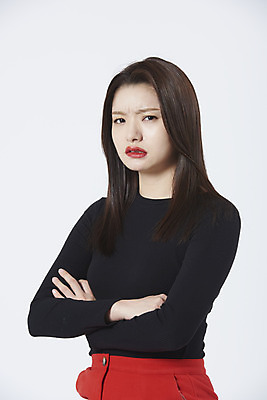 포토 JPG 스튜디오촬영 여자 감정 실내 표정 한명 상반신 20대 성인 옆모습 팔짱 한국인 분노 짜증 표현 찡그림 고민 흰배경 성인여자한명만 국내포토 1 뷰포인트 백그라운드 모션 사람 동양인 청년 내부 흰색 여자한명만 성인여자만 파일형식