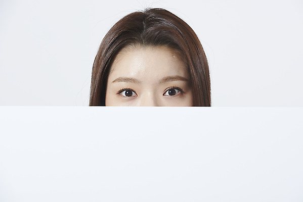 포토 JPG 스튜디오촬영 배너 여자 감정 사각프레임 실내 표정 한명 근접촬영 상반신 20대 성인 앞모습 한국인 표현 흰배경 안구 성인여자한명만 국내포토 1 뷰포인트 백그라운드 프레임 사람 동양인 청년 내부 신체부위 사각형 흰색 여자한명만 성인여자만 파일형식