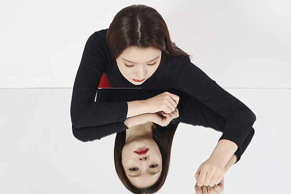 포토 JPG 스튜디오촬영 응시 여자 감정 실내 무표정 표정 한명 상반신 20대 성인 앞모습 하이앵글 거울 한국인 표현 관찰 차가움 고민 흰배경 자아 성인여자한명만 국내포토 1 시선 뷰포인트 백그라운드 모션 사람 동양인 청년 내부 흰색 여자한명만 성인여자만 파일형식