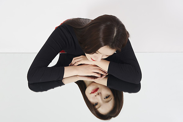 포토 JPG 스튜디오촬영 응시 여자 감정 실내 무표정 표정 한명 상반신 20대 성인 앞모습 하이앵글 기댐 거울 한국인 표현 관찰 차가움 고민 흰배경 도도함 자아 성인여자한명만 국내포토 1 시선 뷰포인트 백그라운드 모션 사람 동양인 청년 내부 흰색 여자한명만 성인여자만 파일형식