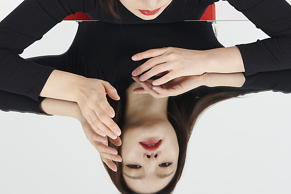 포토 JPG 스튜디오촬영 응시 여자 감정 실내 무표정 표정 한명 손짓 상반신 20대 성인 앞모습 하이앵글 거울 한국인 표현 관찰 차가움 고민 흰배경 도도함 자아 성인여자한명만 국내포토 1 시선 뷰포인트 백그라운드 모션 사람 동양인 청년 내부 흰색 여자한명만 성인여자만 파일형식