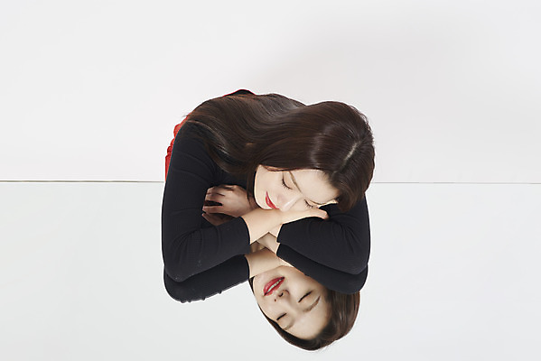 포토 JPG 스튜디오촬영 응시 여자 행복 감정 실내 표정 한명 미소 상반신 20대 성인 앞모습 하이앵글 눈감음 거울 한국인 표현 관찰 잠 흰배경 낮잠 자아 성인여자한명만 국내포토 1 시선 뷰포인트 백그라운드 모션 사람 동양인 청년 내부 흰색 여자한명만 성인여자만 파일형식