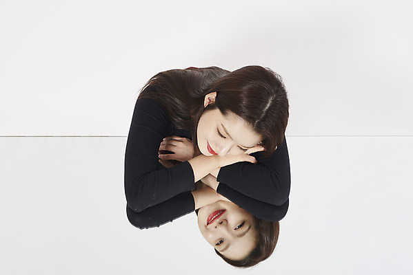 포토 JPG 스튜디오촬영 응시 여자 행복 감정 실내 표정 한명 미소 상반신 20대 성인 앞모습 하이앵글 거울 한국인 표현 관찰 즐거움 흰배경 낮잠 자아 성인여자한명만 국내포토 1 시선 뷰포인트 백그라운드 모션 사람 동양인 청년 내부 흰색 잠 여자한명만 성인여자만 파일형식