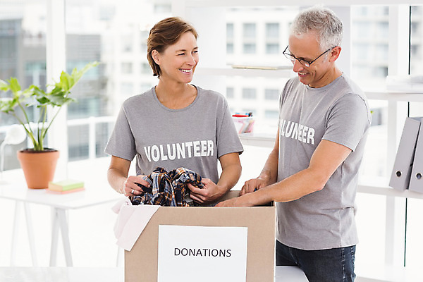포토 JPG 해외이미지 백인 직업 여자 남자 행복 40대 중년 비즈니스 실내 두명 상자 봉사 도움 직장인 비즈니스맨 비즈니스우먼 복지 동료 기부 돌봄 참여 자선단체 해외202004 해외포토 서양인 감정 컨셉 관계 모션 사람 성인 내부 그룹 사회이슈 자선 파일형식