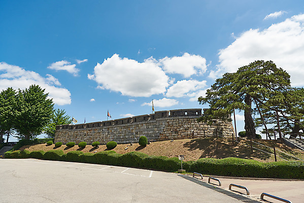 포토 JPG 주간 나무 구름 여행 한국건축 유적지 하늘 풍경 사람없음 야외 관광지 봄 문화재 성 역사 한국사 성벽 강화도 국내여행 명승지 사적지 강화초지진 국내포토 자연요소 식물 건축물 계절 건축 고건축 인천 파일형식