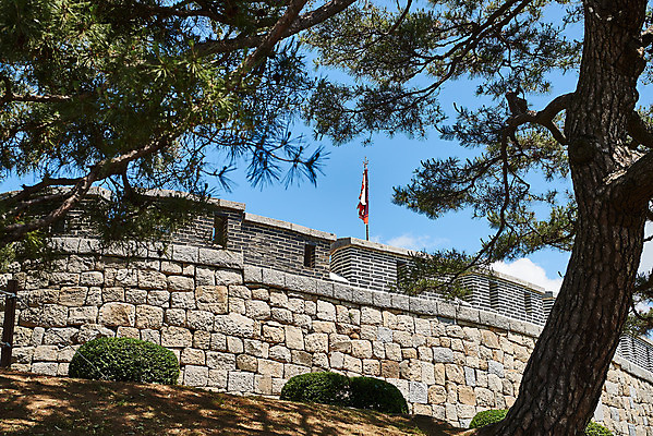 포토 JPG 주간 나무 구름 여행 한국건축 유적지 하늘 풍경 사람없음 야외 관광지 봄 문화재 깃발 성 역사 한국사 성벽 강화도 국내여행 명승지 사적지 강화초지진 국내포토 자연요소 식물 건축물 계절 건축 고건축 인천 파일형식