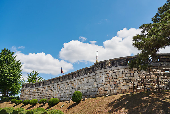 포토 JPG 주간 나무 구름 여행 한국건축 유적지 하늘 풍경 사람없음 야외 관광지 봄 문화재 성 역사 한국사 성벽 강화도 국내여행 명승지 사적지 강화초지진 국내포토 자연요소 식물 건축물 계절 건축 고건축 인천 파일형식