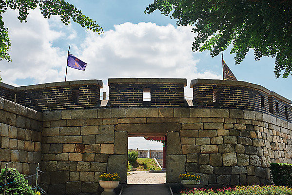 포토 JPG 주간 나무 구름 여행 한국건축 유적지 하늘 풍경 사람없음 야외 관광지 봄 문화재 깃발 성 역사 한국사 성벽 강화도 국내여행 명승지 사적지 강화초지진 국내포토 자연요소 식물 건축물 계절 건축 고건축 인천 파일형식