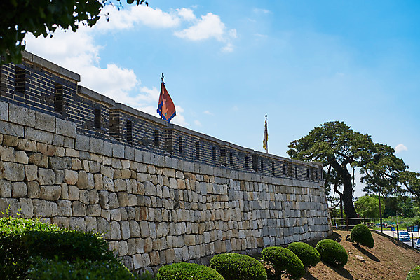 포토 JPG 주간 나무 구름 여행 한국건축 유적지 하늘 풍경 사람없음 야외 관광지 봄 문화재 깃발 성 역사 한국사 성벽 강화도 국내여행 명승지 사적지 강화초지진 국내포토 자연요소 식물 건축물 계절 건축 고건축 인천 파일형식